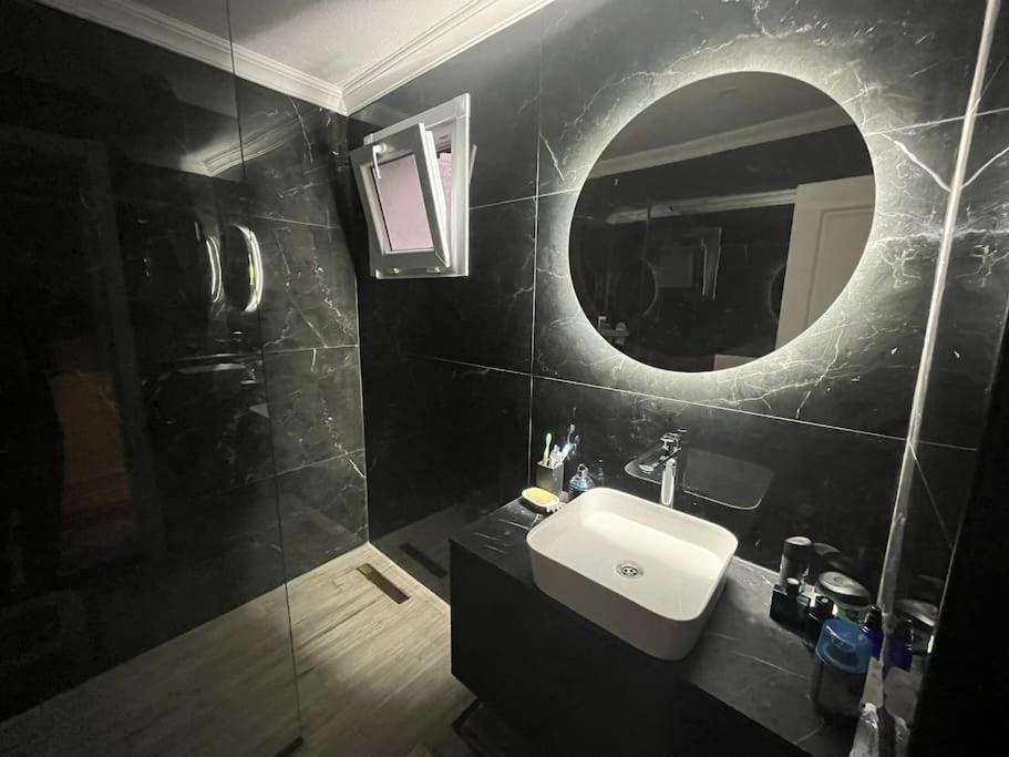דירות איסטמבול Sisli Osmanbey Taksim Large Terrace, Quietness And Space מראה חיצוני תמונה